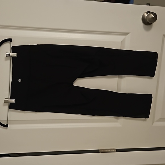 Lululemon Twist & Train Crop (19") - Picture 6 of 10